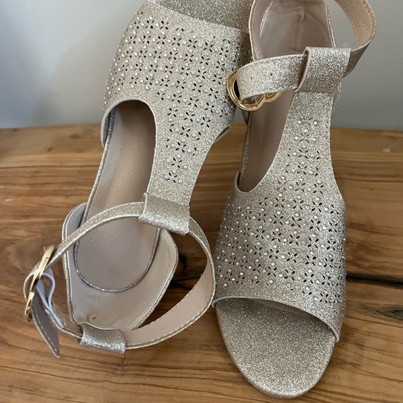 Size 38 dress shoe.  Only worn for 2 hours at my wedding - Picture 2 of 5